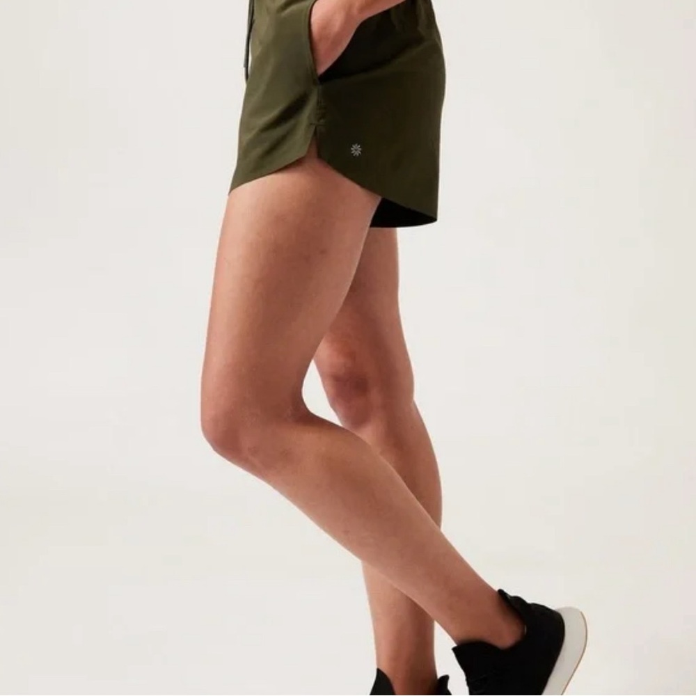 *NWT* Athleta Crossroads Shorts - Aspen Olive
NWT Size XS